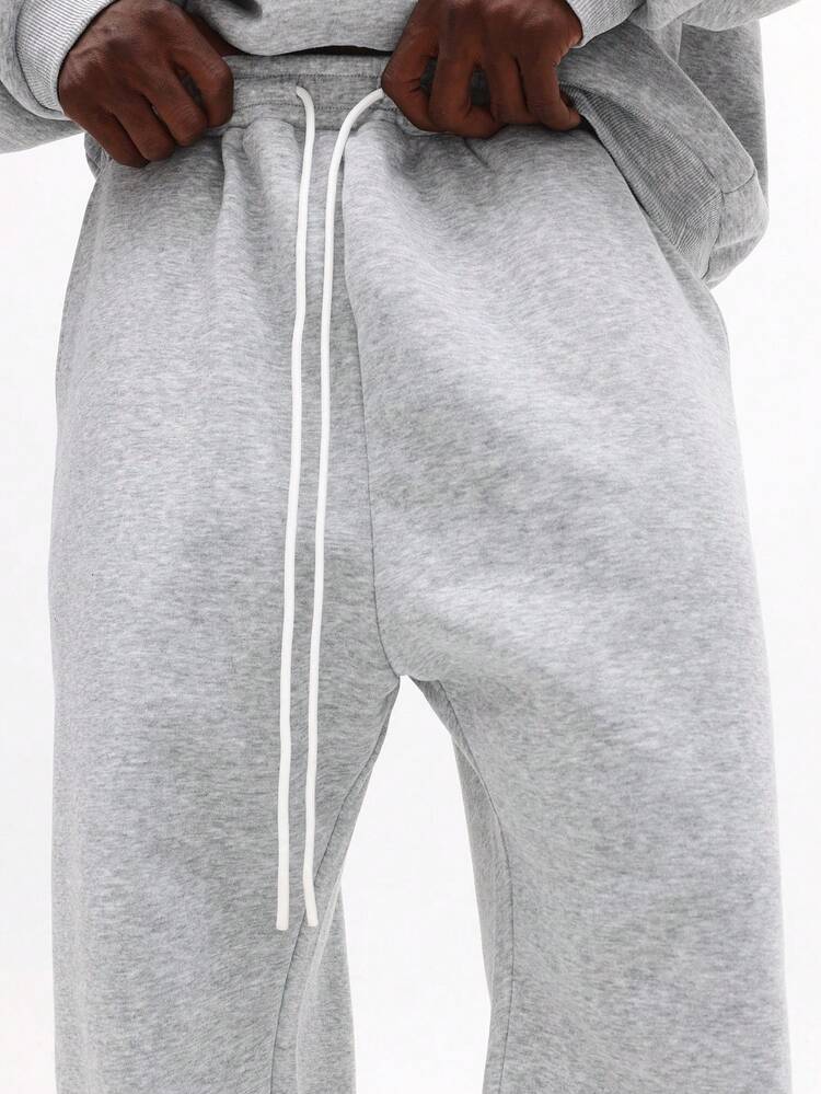 Szary komplet składający się z bluzy z kapturem i spodni dresowych