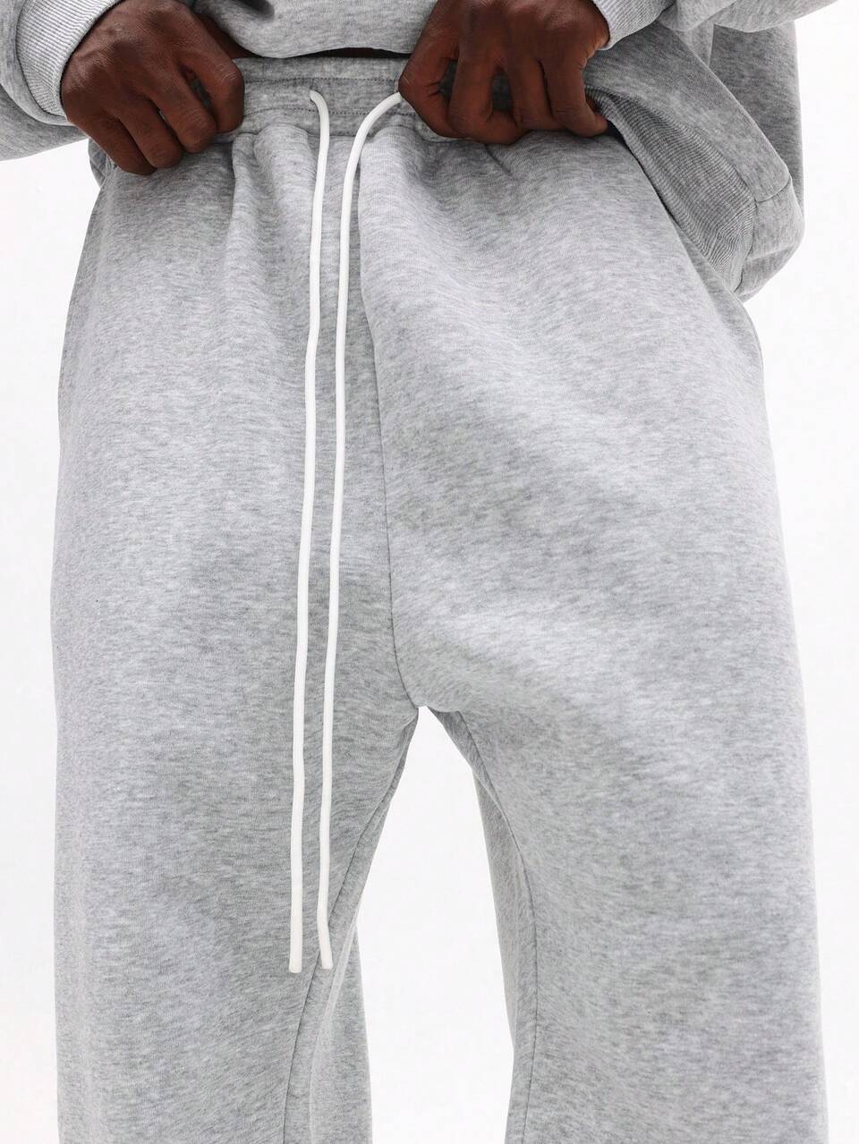 Conjunto coordenado de moletom com capuz e calça cinza