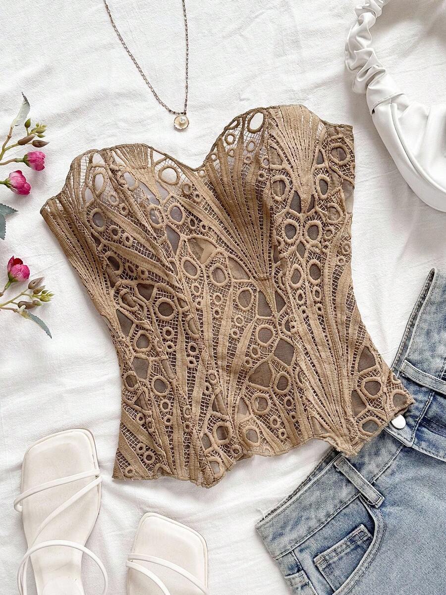 Soleia Top corset ajustado con encaje de doble capa y hombros descubiertos, estilo vanguardista y sexy para vacaciones, de moda europea y americana. Prenda moldeadora blanca con bordados calados, atuendo para club nocturno de mujeres.