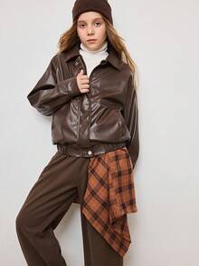 جاكيت جلدية بني فاتح متعددة الاستخدامات للفتيات المراهقات بطراز الشارع الرجعي، مزودة بياقة، حافة مطاطية، جيوب مائلة، أزرار على الأكمام، مناسبة للمدرسة والتنقل والسفر، يمكن ارتداؤها مع البلوزات ذات الأكمام الطويلة والسترات الصوفية والهوديس والبناطيل والجينز