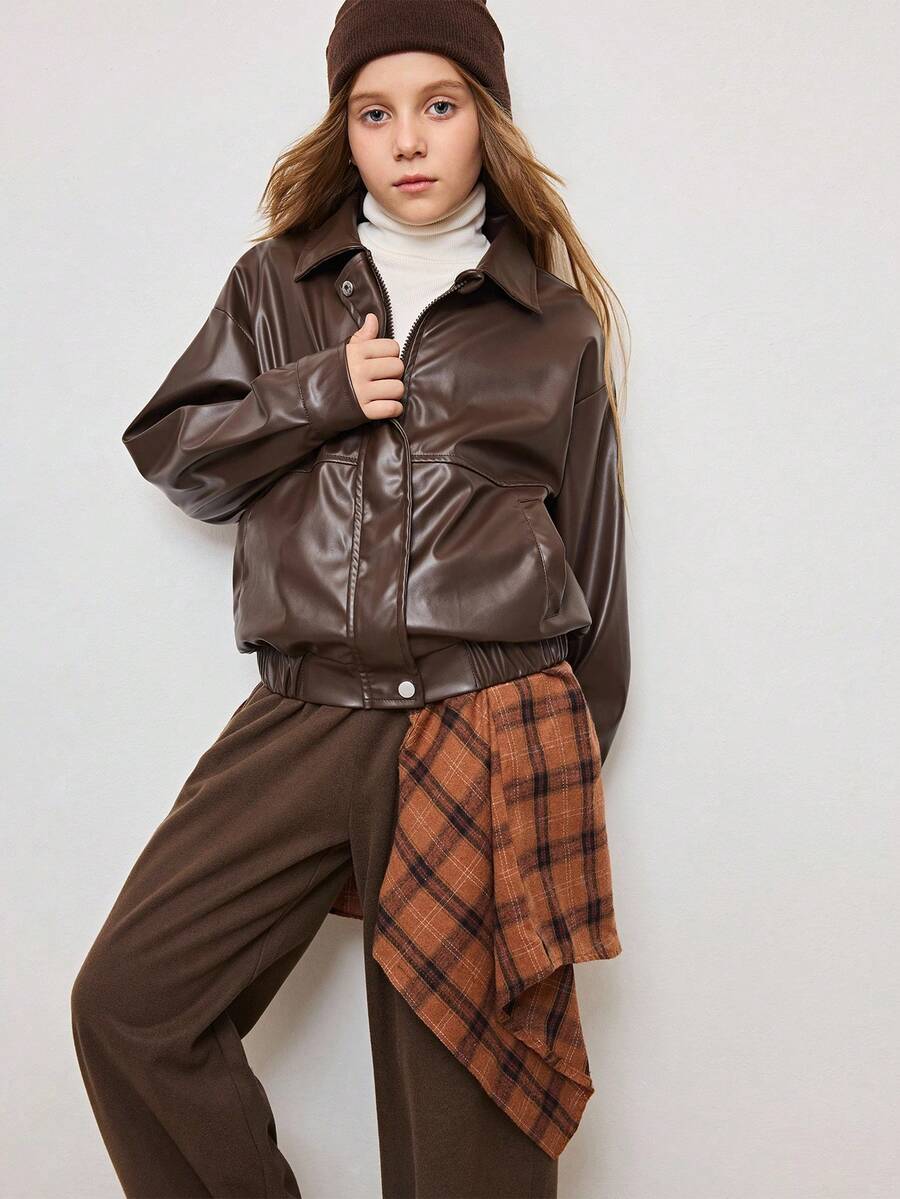 جاكيت جلدية بني فاتح متعددة الاستخدامات للفتيات المراهقات بطراز الشارع الرجعي، مزودة بياقة، حافة مطاطية، جيوب مائلة، أزرار على الأكمام، مناسبة للمدرسة والتنقل والسفر، يمكن ارتداؤها مع البلوزات ذات الأكمام الطويلة والسترات الصوفية والهوديس والبناطيل والجينز