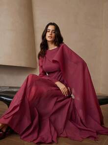 Aveloria Rosie Đầm dài tay nữ dáng suông cổ tròn tay loe nhẹ nhàng, sang trọng, cao cấp, thiết kế xẻ tà, vai đơn - Màu Đỏ Sâu - Xem 3