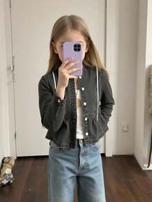 SHEIN Tween Mädchen Mode Lässig Y2k Vintage Cool Rückkehr zur Schule College Einfach Grundlegend Komfortabel Graue Elegante Rüschen Puffärmel Denim Kleiner Stehkragen Langarm Jacke für Kinderbekleidung, Tween Mädchen Weiche Alltagskleidung und Kinder Winter und Herbst Rave Outfits Festival und Zuhause Outfits Streetwear Schulkleidung Tween Mädchen Schwarze Denim Jacke Schwarzes Shirt für Tween Mädchen - Schwarz - Übersicht 1