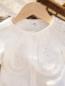 SHEIN Vintaside Kids 1件新生女嬰白色優雅秋季洗禮刺繡蕾絲領長袖開襟鈕扣休閒連身衣生日派對套裝 - 白色 - 查看 4