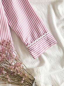 SHEIN Vintaside Kids 2 件女童优雅粉白条纹刺绣口袋、袖口和下摆蕾丝边开衫和裤子休闲舒适睡衣套装 - 粉色 - 查看 8
