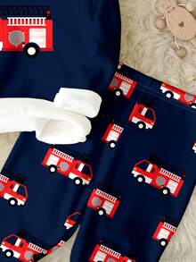 SHEIN طقم بيجامة مريحة من ملابس علوية طاقم الرقبة وبنطلون مطبوع بشاحنة إطفاء للأولاد، مناسب للخريف/الشتاء