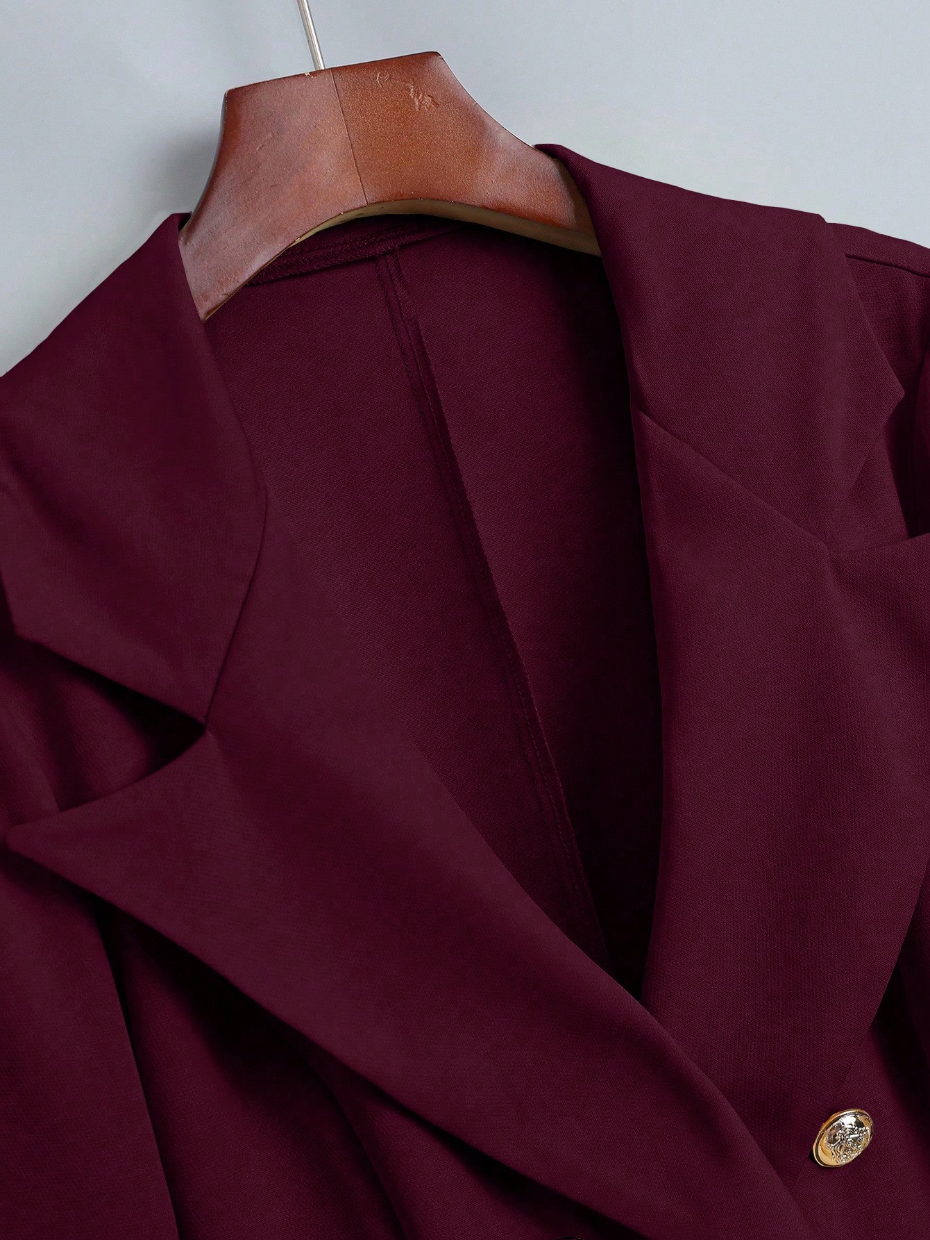 بدلة نسائية من قطعتين تتكون من بليزر مزين بأزرار ذ...