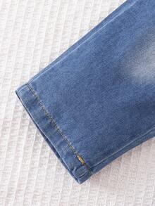 SHEIN Playful Pals 2 Stücke Baby Jungen/Mädchen Lässig Outfit Set, Englisch Buchstaben Muster Rundhals Langarm Top kombiniert mit modischen Englisch Buchstaben Muster Jeans Hose, geeignet für Zuhause, Camping, Party, Herbst