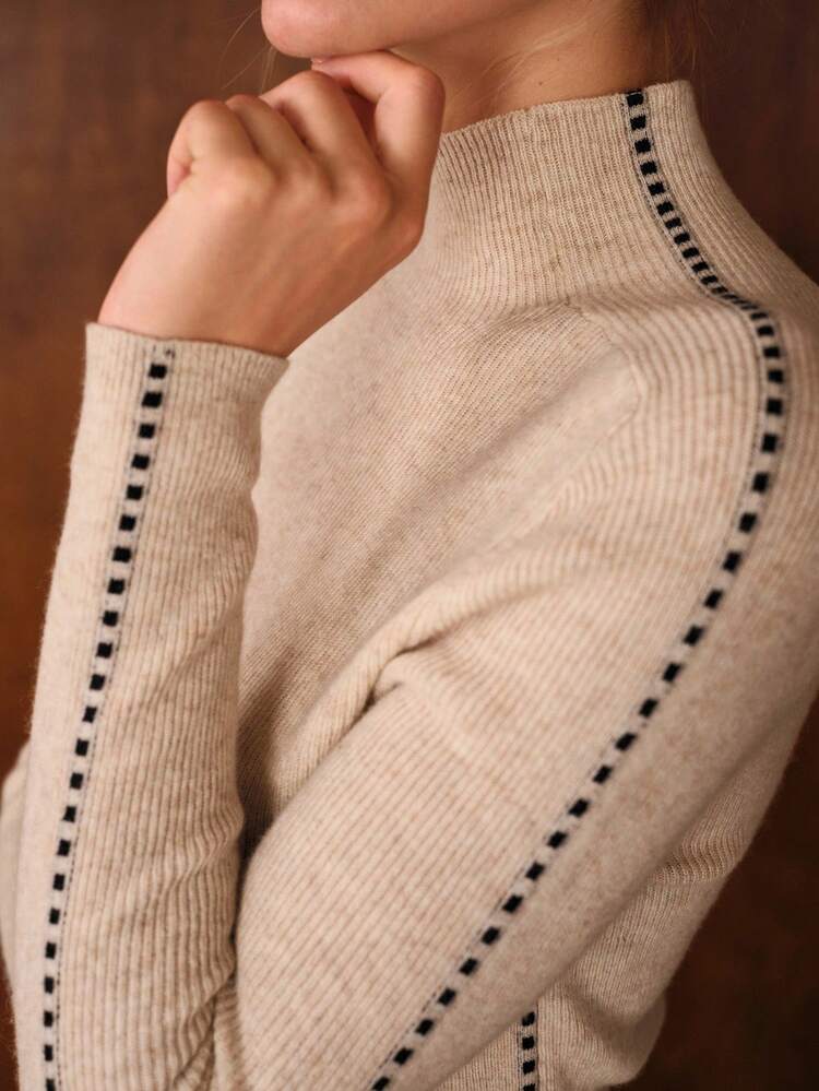 SUÉTER SLIM FIT COM GOLA FUNIL 100% TRICOTADO, DECORAÇÃO EM COR CONTRASTANTE, OUTONO/INVERNO