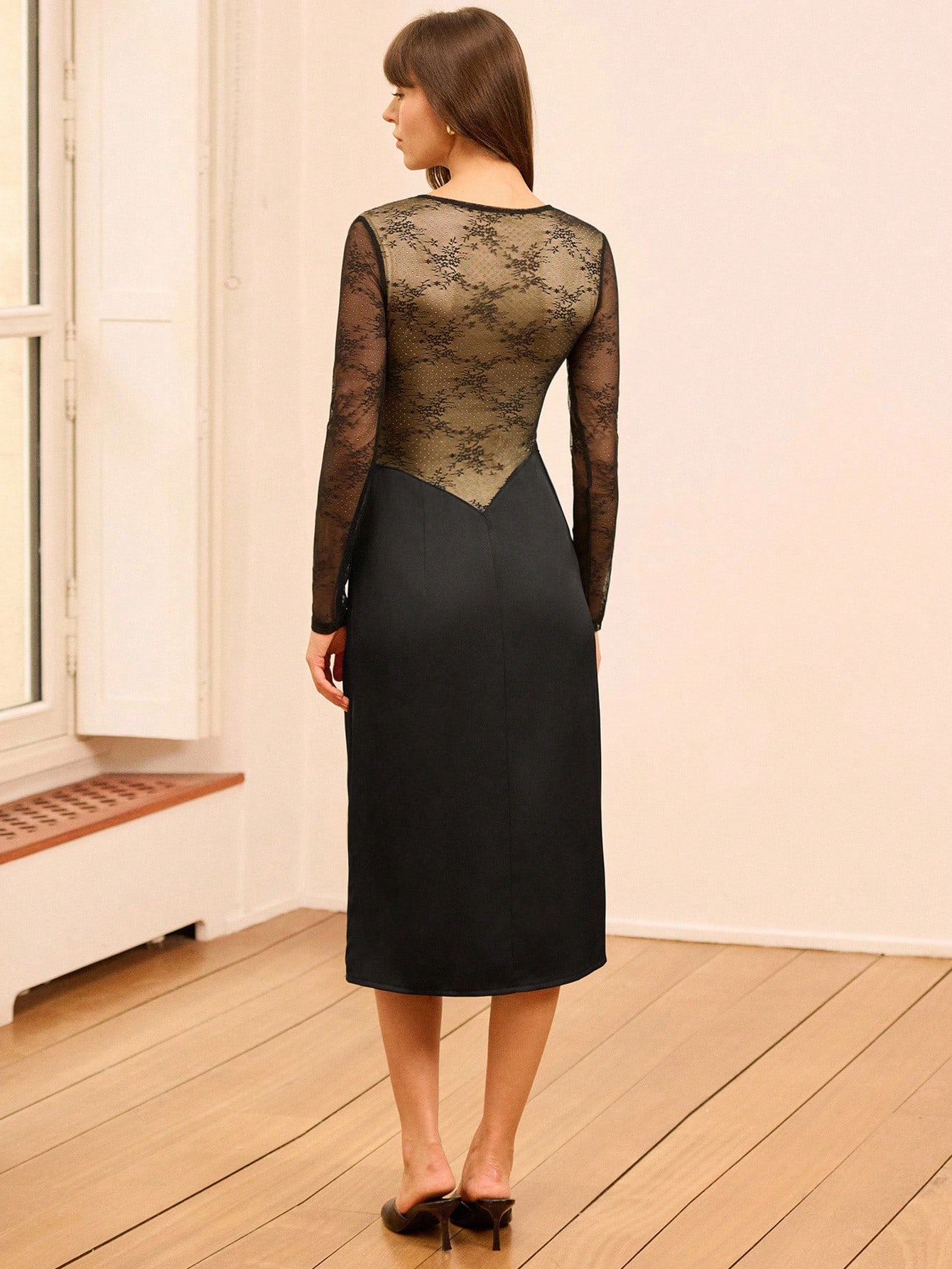 Vestido Midi com Parte Superior de Renda, Decote Profundo e Saia de Veludo