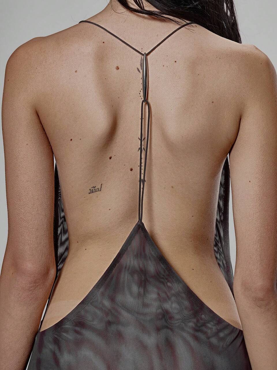 Vestido largo con espalda en pico extremadamente baja, con aplicaciones de picos plateados, de malla con estampado, para uso diario, salidas nocturnas, verano, otoño y streetwear sexy