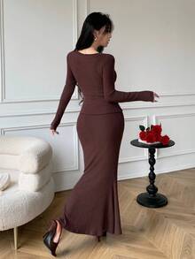 Celisse Damen Set aus geripptem figurbetontem Langarm-T-Shirt mit V-Ausschnitt und Kreuzdetails und Mini-Rock in Unifarbe