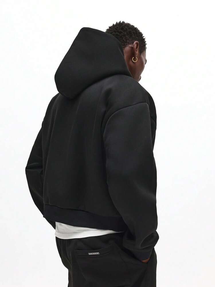 Moletom com capuz com bolso central e cordão