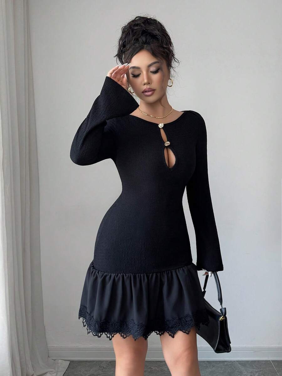 Modelyn Kurzes Damenkleid aus Jacquard-Strick mit Metallschnallen-Dekor und Spitzenbesatz