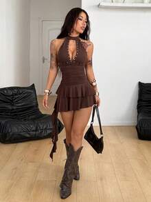 SHEIN Coolane Petite Trang phục mùa hè dáng nhỏ nhắn dành cho nữ, kiểu dáng thanh lịch, gợi cảm, thích hợp dự tiệc, hẹn hò, phong cách miền Tây, chất liệu dệt kim co giãn, dây đeo vai, đinh tán, xếp nếp, váy ngắn màu nâu cổ yếm giúp tôn chiều cao. - màu nâu - Xem 5