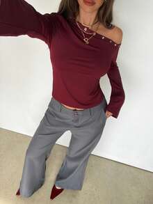 Aloruh Camiseta de manga larga para mujer, nueva para otoño/invierno, color rojo vino sólido, diseño de hombro oblicuo con ojales y remaches decorativos, uso casual y versátil para exteriores