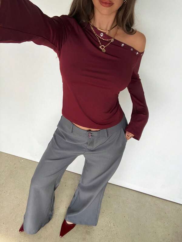 Aloruh Camiseta de manga larga para mujer, nueva para otoño/invierno, color rojo vino sólido, diseño de hombro oblicuo con ojales y remaches decorativos, uso casual y versátil para exteriores