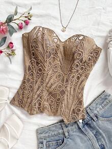 Soleia Top corset ajustado con encaje de doble capa y hombros descubiertos, estilo vanguardista y sexy para vacaciones, de moda europea y americana. Prenda moldeadora blanca con bordados calados, atuendo para club nocturno de mujeres.