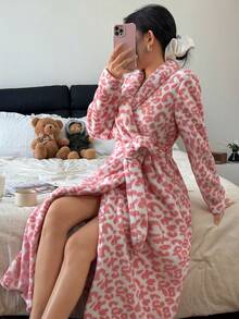 SHEIN 女士休闲豹纹提花羊毛披肩领长袍，系带腰身，秋冬豹纹蓬松长袍，舒适保暖 - 粉色 - 查看 1