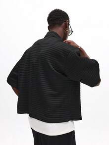 SUMWON 纹理纽扣衬衫，饰有小号Logo刺绣，休闲短袖款式，适合日常穿着，纯色 - 黑色 - 查看 2