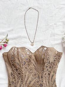 Soleia Top corset ajustado con encaje de doble capa y hombros descubiertos, estilo vanguardista y sexy para vacaciones, de moda europea y americana. Prenda moldeadora blanca con bordados calados, atuendo para club nocturno de mujeres.