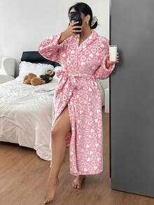 SHEIN 大码女式爱心图案舒适系带长款睡袍，带领子，秋冬季，蓬松粉色睡袍 - 彩色 - 查看 3