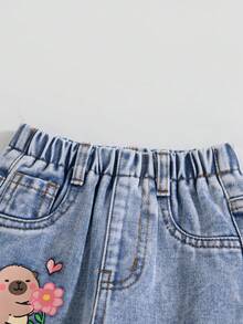 SHEIN Playful Pals Komplet bluzek dla dziewczynek, słodka kapibara z kreskówkową motywem, kwiat, bluzka z długim rękawem i nadrukiem truskawkowym + luźne, elastyczne spodnie jeansowe z prostymi nogawkami w kolorze jasnoniebieskim, dopasowany nadruk, wygodny strój na wiosnę/jesień na przyjęcie urodzinowe, do parku i podróży z kurtką