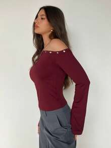 Aloruh Camiseta de manga larga para mujer, nueva para otoño/invierno, color rojo vino sólido, diseño de hombro oblicuo con ojales y remaches decorativos, uso casual y versátil para exteriores