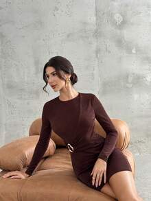 Firerie 女士优雅简约时尚通勤休闲时尚圆领金属装饰褶皱长袖紧身迷你连衣裙，秋冬