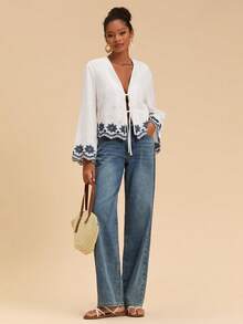 Travachic 女式花卉刺绣深V领系带喇叭袖时尚衬衫 - 白色 - 查看 3