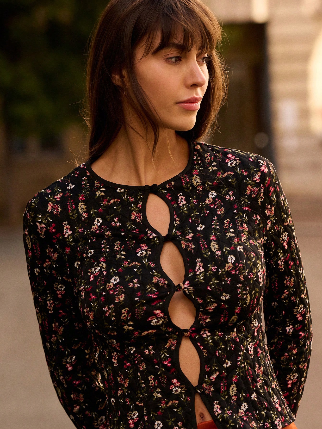 Jesienny czarny dopasowany top z kwiatowym nadrukiem zapinany z przodu na guziki i długimi rękawami Jesienne ubrania damskie Jesienne stylizacje Jesienne ubrania damskie Jesień Zima