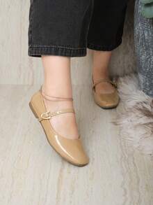 Estas sandalias tipo Mary Jane son ideales para ocasiones casuales, laborales o salidas semi-formales donde se requiere un look pulido pero relajado. Gracias a su diseño sobrio y elegante, son perfectas para combinar con pantalones rectos, vestidos midi o faldas fluidas. Están elaboradas en material sintético tipo recubierto que aporta un acabado brillante y sofisticado, con una suela plana de goma que brinda estabilidad - Beis - Ver 2