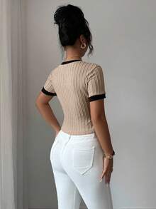 Elenzga 女式复古美式风格拼色不对称设计短袖T恤 - 杏色 - 查看 2