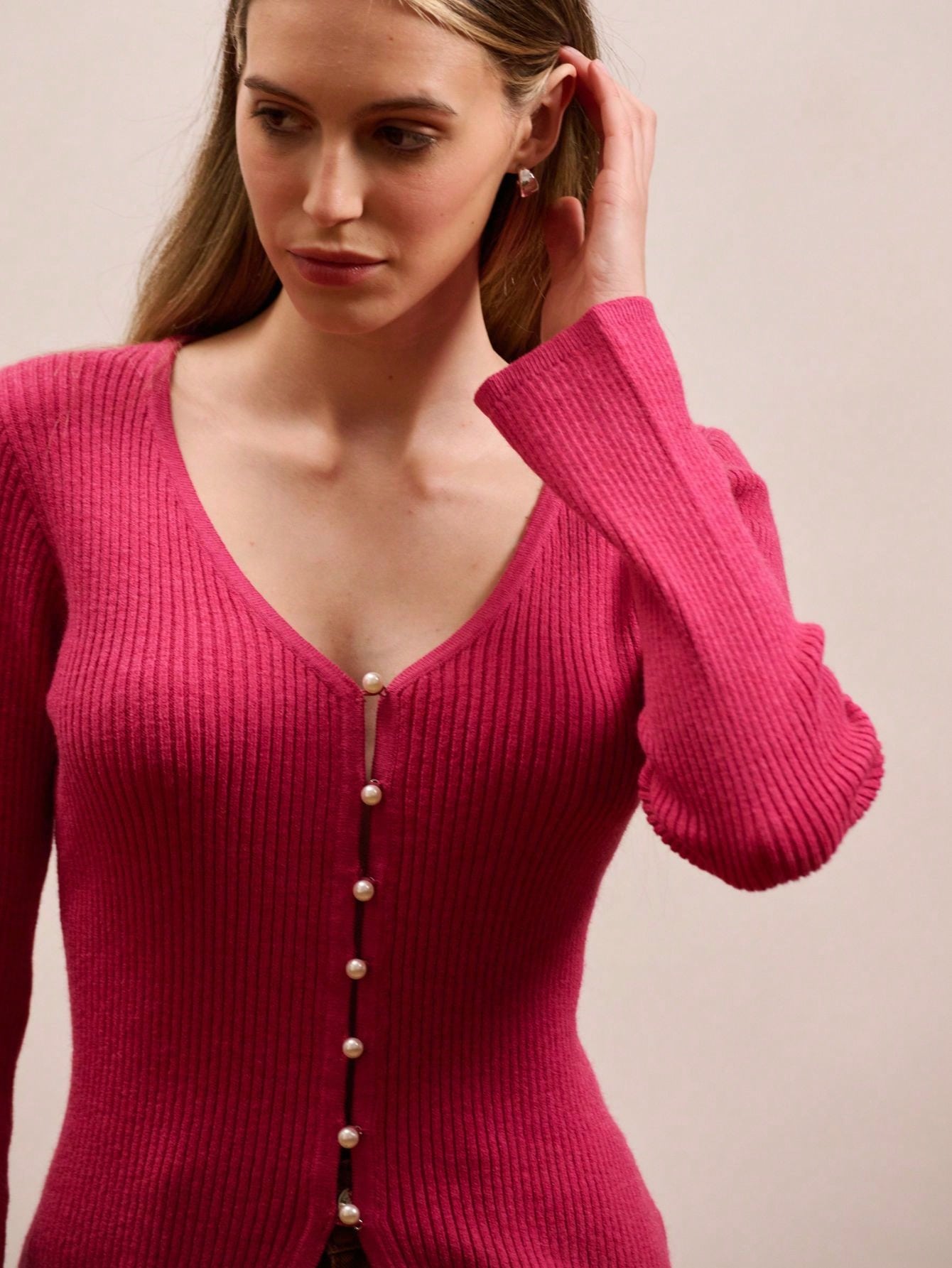Cardigan aderente in maglia a costine rosa con bottoni in perla sul davanti, elegante per l'autunno e l'inverno