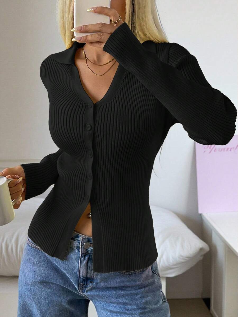 SHEIN EZwear 秋季新款奶油黃V領修身女款針織開襟衫,舒適秋冬黑色鈕扣開襟衫,羅紋薄款,教師節辦公基礎休閒款 - 黑色 - 查看 1