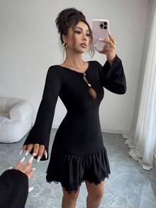 Modelyn Kurzes Damenkleid aus Jacquard-Strick mit Metallschnallen-Dekor und Spitzenbesatz