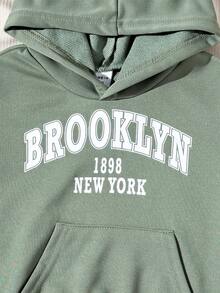 SHEIN 2 件套婴幼儿休闲装，包括 1 件绿色字母印花长袖连帽运动衫（带口袋）和 1 条蓝色松紧腰带口袋牛仔裤，适合休闲、运动、日常穿着、外出、旅行，适合 6 个月至 2-3 岁儿童 - 綠色 - 查看 6