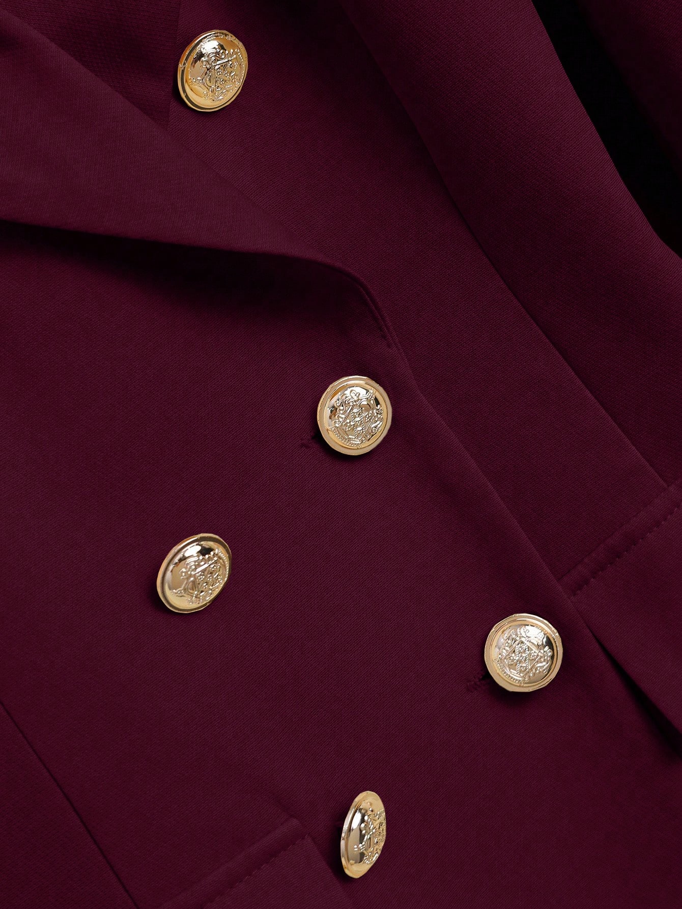 بدلة نسائية من قطعتين تتكون من بليزر مزين بأزرار ذ...