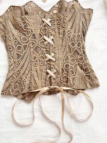 Soleia Top corset ajustado con encaje de doble capa y hombros descubiertos, estilo vanguardista y sexy para vacaciones, de moda europea y americana. Prenda moldeadora blanca con bordados calados, atuendo para club nocturno de mujeres.