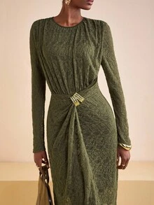 Zivah 2025 秋季新品万圣节生日派对宴会学院风学生日常休闲百搭邮轮旅行热门优雅通勤商务休闲圆领长袖前褶腰金属装饰纽扣高开叉透明蕾丝面料内衬军绿色超长连衣裙女 - 軍綠色 - 查看 6