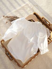 SHEIN Vintaside Kids 1件新生女嬰白色優雅秋季洗禮刺繡蕾絲領長袖開襟鈕扣休閒連身衣生日派對套裝 - 白色 - 查看 2