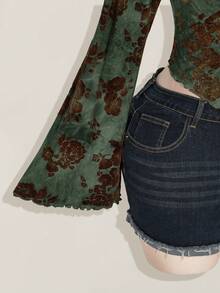 SHEIN ICON Women's Plus Size Sexy Autumn And Winter Millennial Style Y2K Bohemian Style Green Background Brown Flower Flocking Fabric Front Center Tie Trumpet Sleeves Pointed Hem Slim Fit Top