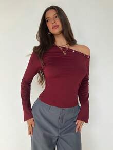 Aloruh Camiseta de manga larga para mujer, nueva para otoño/invierno, color rojo vino sólido, diseño de hombro oblicuo con ojales y remaches decorativos, uso casual y versátil para exteriores