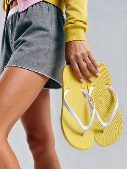 Sandalias tanga negras de moda para mujer