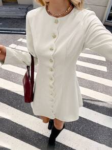 Serisse Modisches, einfarbiges Minikleid mit Rundhalsausschnitt, langen Ärmeln und Metallstern-Applikation, einreihig, für Herbst/Winter. Das taillierte, kurze Kleid mit V-Ausschnitt und hoher Taille schmeichelt der Figur und betont die Taille. Es eignet sich perfekt zum Kombinieren mit anderen Kleidungsstücken und lässt sich mühelos sowohl mit Business- als auch mit Freizeitkleidung tragen. Ideal für Shoppingtouren, Kurztrips oder festliche Anlässe. Auch als Winterkleid oder Weihnachtskleid geeignet. - Aprikosenfarben - Übersicht 4