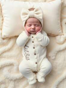 SHEIN 2 pièces Ensemble "Petite Sœur" Tenues de photographie pour nouveau-né fille brodées. Combinaison tricotée avec nœud papillon et bandeau. Tenue boutonnée pour séance photo, tenue de retour à la maison pour bébé