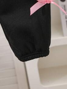 SHEIN Bộ 2 món/Bộ trang phục áo nỉ và quần thời trang thường ngày cho bé gái, vải dệt kim màu hồng in họa tiết màu đen, áo nỉ cổ tròn tay dài có nơ trang trí 3D, quần cạp chun họa tiết bướm, thích hợp mặc đi học, thường ngày, tiệc tùng, chụp ảnh vào mùa thu/đông - Hồng - Xem 6