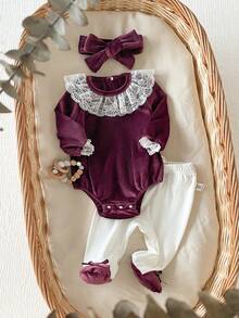 SHEIN 3件套新生女宝宝套装，紫色抓绒长袖连体衣，白色蕾丝领口和袖口，白色蝴蝶结装饰裤，发带，秋冬季女宝宝套装，紫罗兰浆果色，一周岁生日套装，新生儿女宝宝服装，带蝴蝶结的秋季女宝宝服装，紫色女宝宝套装 - 紅色 - 查看 1