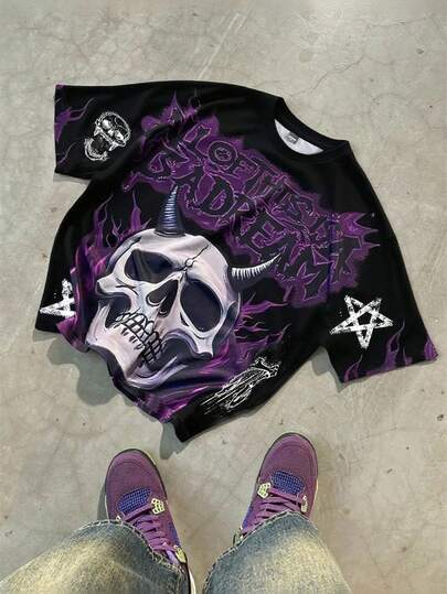 PAVTROS Camiseta negra de estilo urbano hip-hop con estampado de letras, hombros caídos y detalles gráficos de calavera. Camiseta gótica negra y morada. Camiseta de hombre con gráficos ocultistas en negro y morado. Camisetas gráficas moradas de estilo urbano.