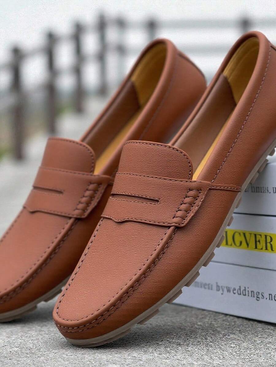 MOCASINES DE PIEL GENUINA con costuras visibles, suela segmentada. Son ideales para ocasiones casuales y reuniones informales, brindando un estilo sofisticado y versátil. Están confeccionados con y presentan detalles decorativos que añaden un toque clásico - Camel - Ver 1